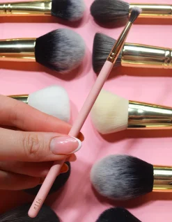 Hot P.Louise #116 Petite Definer Brush Single Brushes